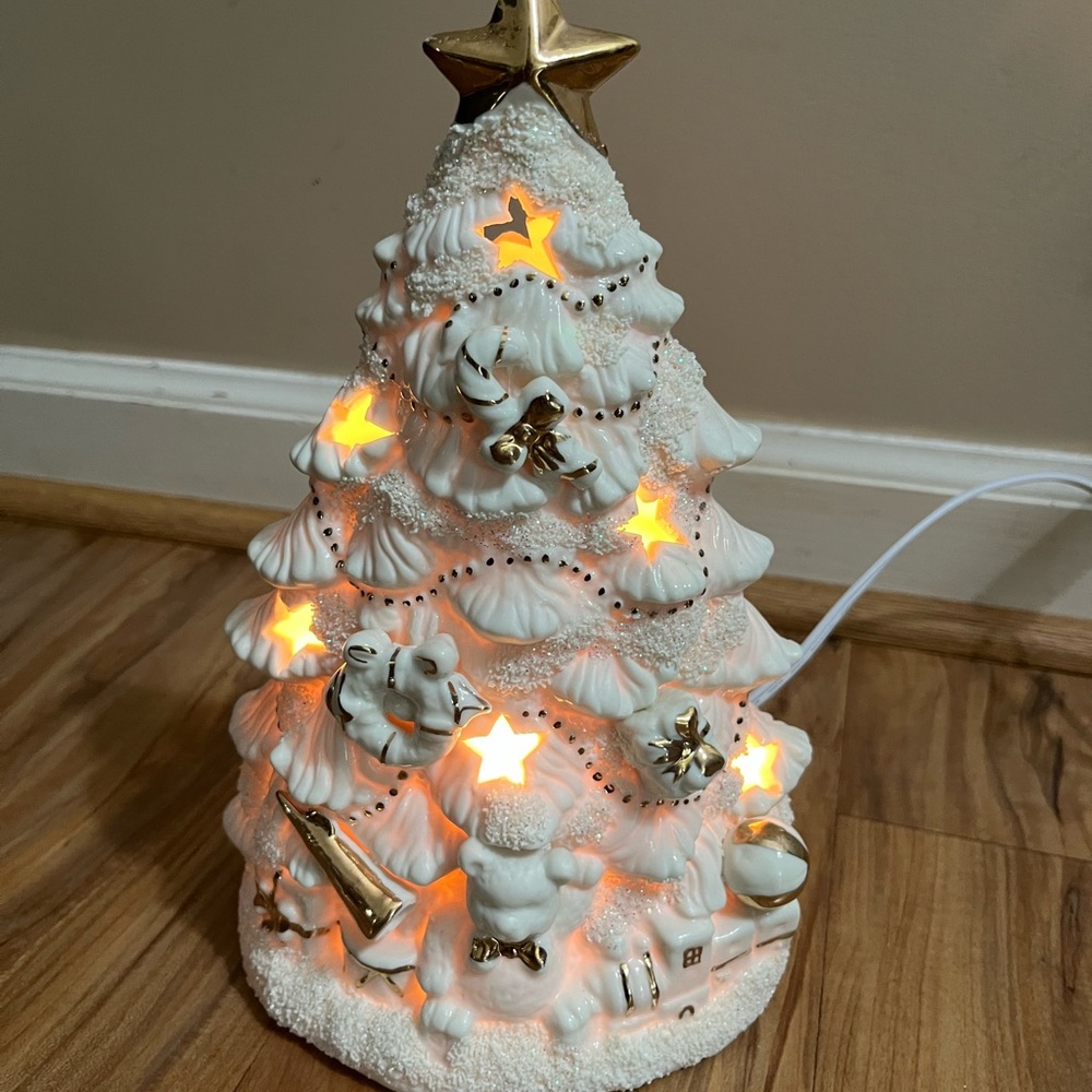 Vintage International Bazaar Ceramic White and Gold Christmas Tree